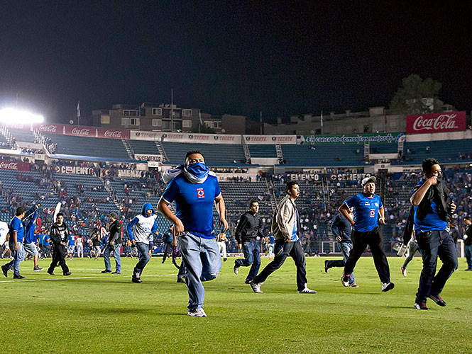 Tras la derrota de Cruz Azul, aficionados saltaron al terreno de juego. (Mexsport)