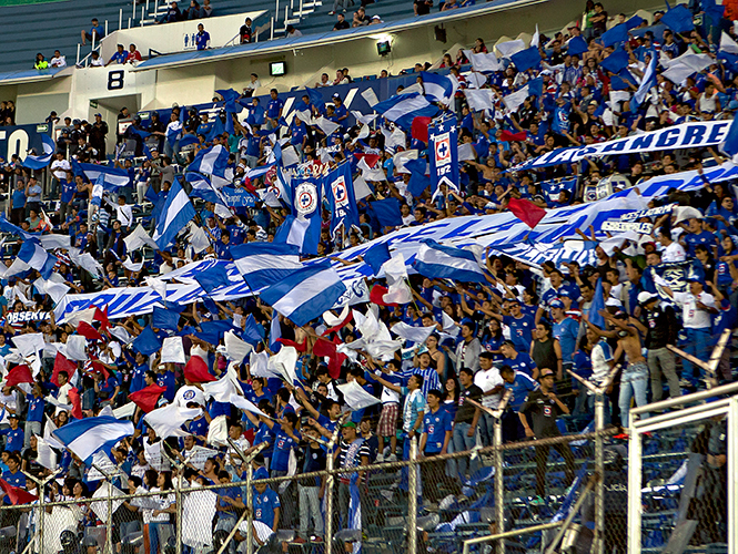 La Barra mostró mantas durante el encuentro. Se espera sanción a la institución. (Mexsport)