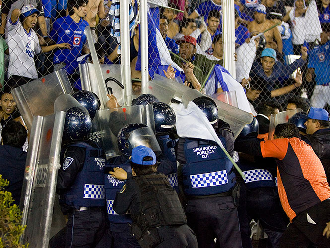 Los elementos de seguridad fueron insuficientes para contener a los aficionados. (Mexsport)