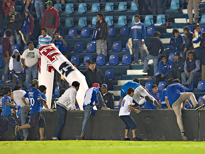 Al verse perseguidos, algunos fanáticos buscaron regresar a las gradas. (Mexsport)