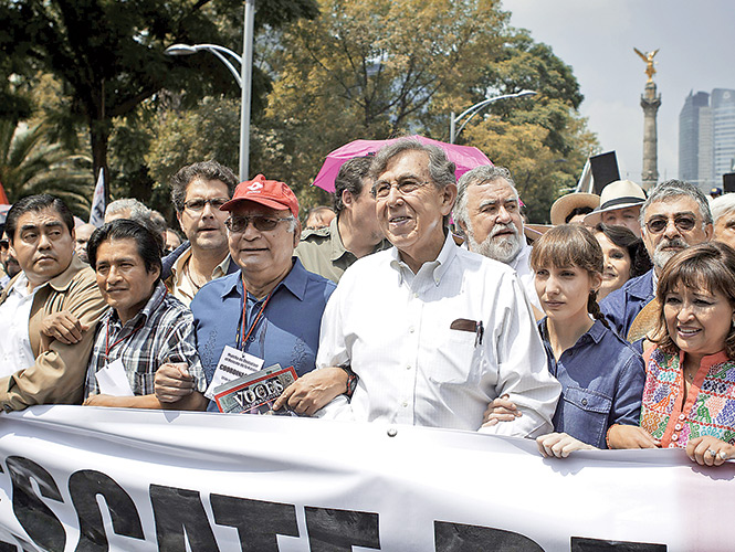 Cuauhtémoc Cárdenas encabezó la movilización desde el Ángel de la Independencia hacia las inmediaciones del Zócalo. Foto: Eduardo Jiménez