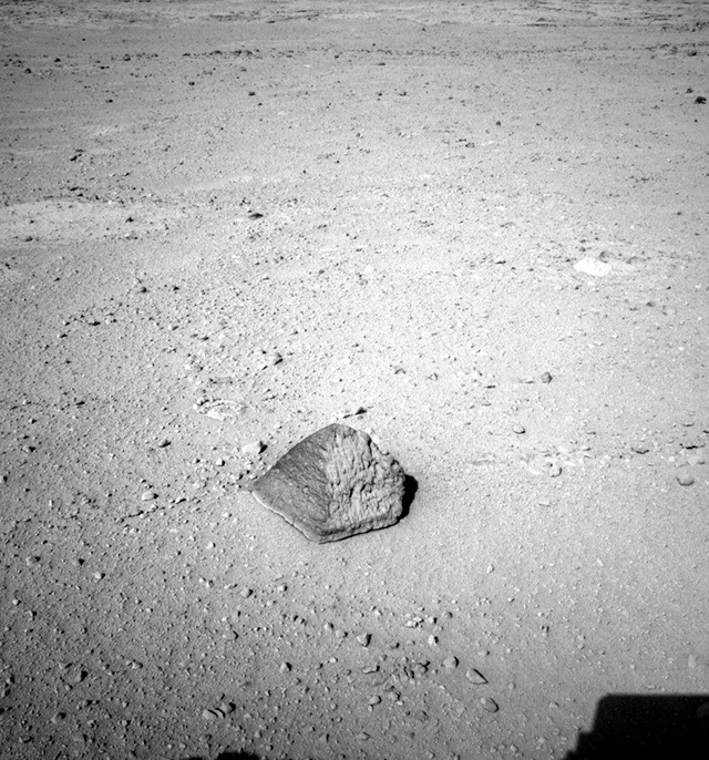 El 19 de septiembre de 2012 la NASA mostró una imagen donde se aprecia una roca cerca de 2.5 metros frente al Curiosity en Marte. La roca es de aproximadamente 25 centímetros de alto y 40 centímetros de ancho. El 19 de septiembre de 2012 la NASA mostró una imagen donde se aprecia una roca cerca de 2.5 metros frente al Curiosity en Marte. La roca es de aproximadamente 25 centímetros de alto y 40 centímetros de ancho.