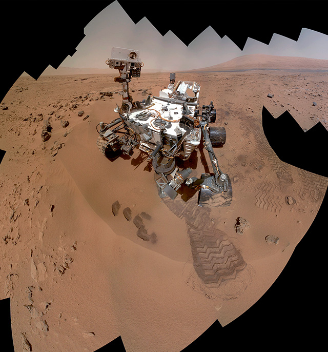 El Curiosity sobrevivió a su aterrizaje temerario en Marte hace un año y llegó a descubrir que el planeta más parecido a la Tierra en el sistema solar en realidad podría haber albergado vida. El Curiosity sobrevivió a su aterrizaje temerario en Marte hace un año y llegó a descubrir que el planeta más parecido a la Tierra en el sistema solar en realidad podría haber albergado vida.