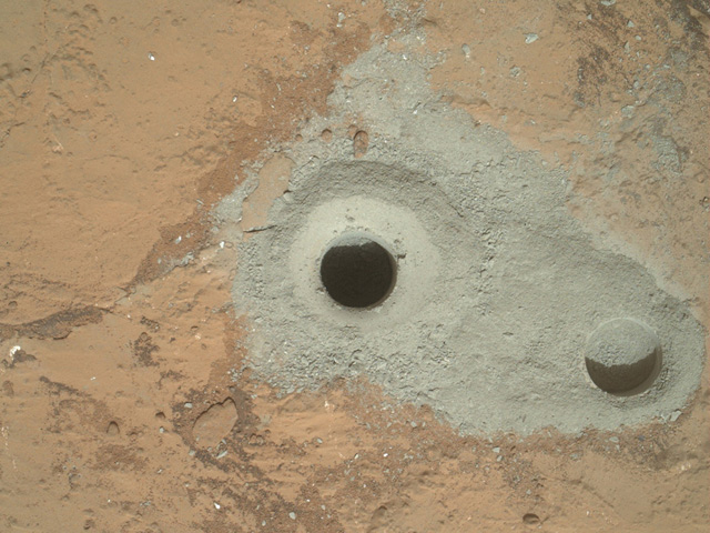 Por primera vez, la sonda Curiosity perforó una roca marciana y se aprestaba a extraer una pizca de polvo para inspeccionarla en su laboratorio interno