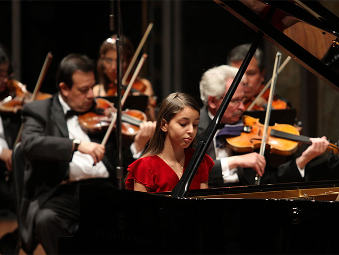 La "niña prodigio" mexicana, la pianista Daniela Liebman, de 11 años, conquistó hoy al público que llenó la sala principal del Palacio de Bellas Artes. Foto Notimex La "niña prodigio" mexicana, la pianista Daniela Liebman, de 11 años, conquistó hoy al público que llenó la sala principal del Palacio de Bellas Artes. Foto Notimex