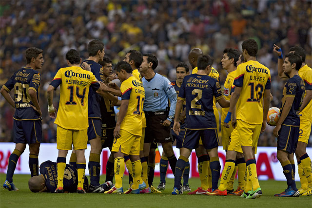 Los jugadores de Pumas pedían tarjeta para el 'Maza' Rodríguez por una entrada sobre Verón (Mexsport) Los jugadores de Pumas pedían tarjeta para el 'Maza' Rodríguez por una entrada sobre Verón (Mexsport)