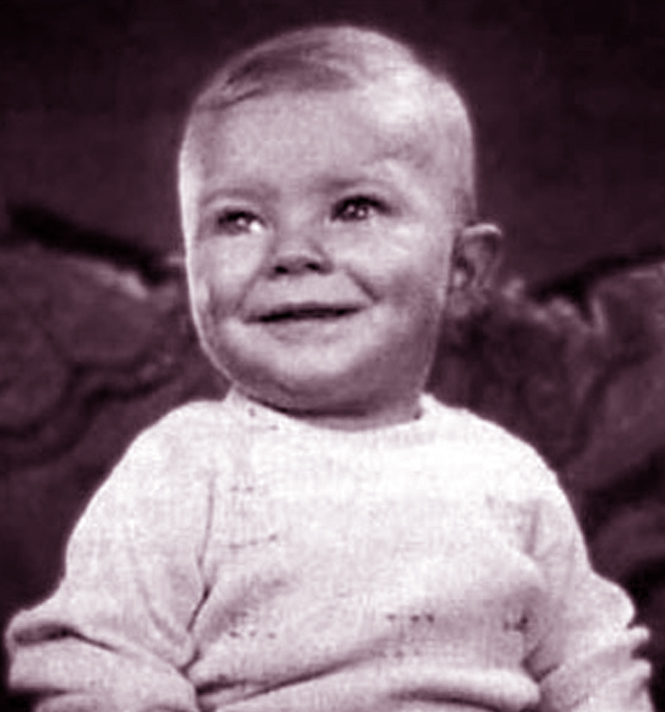 Baby camaelón. David Robert Jones cuando era un niño de brazos y aún no se transformaba en David Bowie. Baby camaelón. David Robert Jones cuando era un niño de brazos y aún no se transformaba en David Bowie.