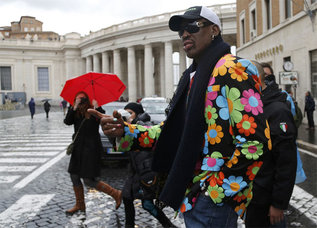 Dennis Rodman se encuentra en la Plaza de San Pedro del Vaticano para apoyar la candidatura de un Papa de color (Reuters) Dennis Rodman se encuentra en la Plaza de San Pedro del Vaticano para apoyar la candidatura de un Papa de color (Reuters)