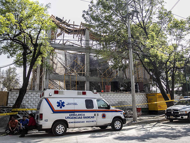 Dos personas permanecen hospitalizadas por derrumbe en la Del Valle Dos personas permanecen hospitalizadas por derrumbe en la Del Valle