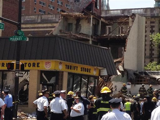 Se derrumba. Un edificio de cuatro pisos colapsó en la ciudad estadunidense de Filadelfia, dejando al menos 10 personas atrapadas entre los escombros.