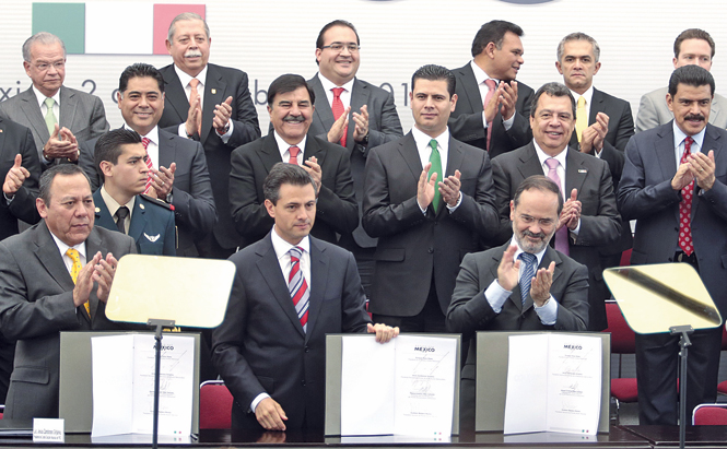 Todos los colores. En el Alcázar del Castillo de Chapultepec, el domingo 2 de diciembre de 2012, Enrique Peña Nieto, Jesús Zambrano, Gustavo Madero y Cristina Díaz signaron cinco acuerdos nacionales que incluyen 95 compromisos. Fotos: Archivo/Excélsior