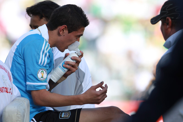 Di María tuvo que inhalar oxígeno (AP) Di María tuvo que inhalar oxígeno (AP)