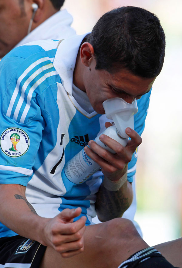 Los jugadores argentinos sufren los estragos de la altura en La Paz, Bolivia (AP) Los jugadores argentinos sufren los estragos de la altura en La Paz, Bolivia (AP)