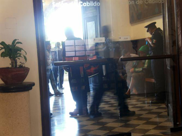 Los policías interrogaron y lo condujeron al departamento jurídico donde se le interrogó para determinar la procedencia del dinero.