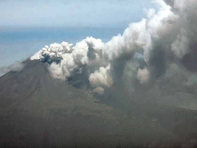 La nube que se observa en la foto se dispersó sobre los poblados de San Nicolás de los Ranchos, Huejotzingo y Puebla. Foto: Notimex La nube que se observa en la foto se dispersó sobre los poblados de San Nicolás de los Ranchos, Huejotzingo y Puebla. Foto: Notimex