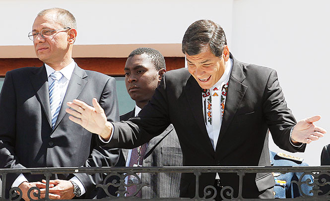 Pese a la decisión de su gobierno, el presidente de Ecuador, Rafael Correa (derecha), aseguró que no tiene intenciones de romper relaciones comerciales o diplomáticas con Estados Unidos, pero agregó que no permitirá que ningún gobierno se meta con la dignidad y la soberanía de su nación. Foto: AP Pese a la decisión de su gobierno, el presidente de Ecuador, Rafael Correa (derecha), aseguró que no tiene intenciones de romper relaciones comerciales o diplomáticas con Estados Unidos, pero agregó que no permitirá que ningún gobierno se meta con la dignidad y la soberanía de su nación. Foto: AP