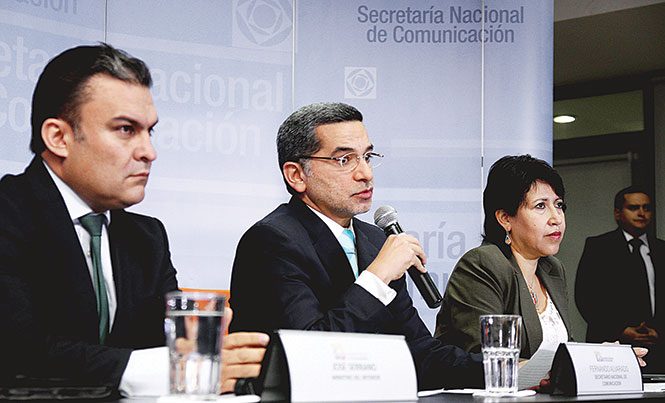 El vocero de la Presidencia de Ecuador, Fernando Alvarado (centro), anunció ayer el fin de los beneficios arancelarios. Foto: AFP El vocero de la Presidencia de Ecuador, Fernando Alvarado (centro), anunció ayer el fin de los beneficios arancelarios. Foto: AFP