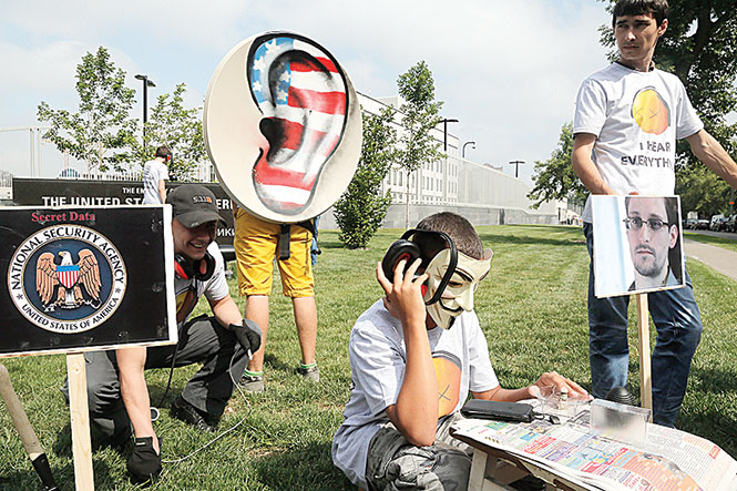 Activistas del Partido de Internet de Ucrania protestaron frente a la embajada de EU en Kiev para exigir el fin del espionaje. Foto: AP Activistas del Partido de Internet de Ucrania protestaron frente a la embajada de EU en Kiev para exigir el fin del espionaje. Foto: AP