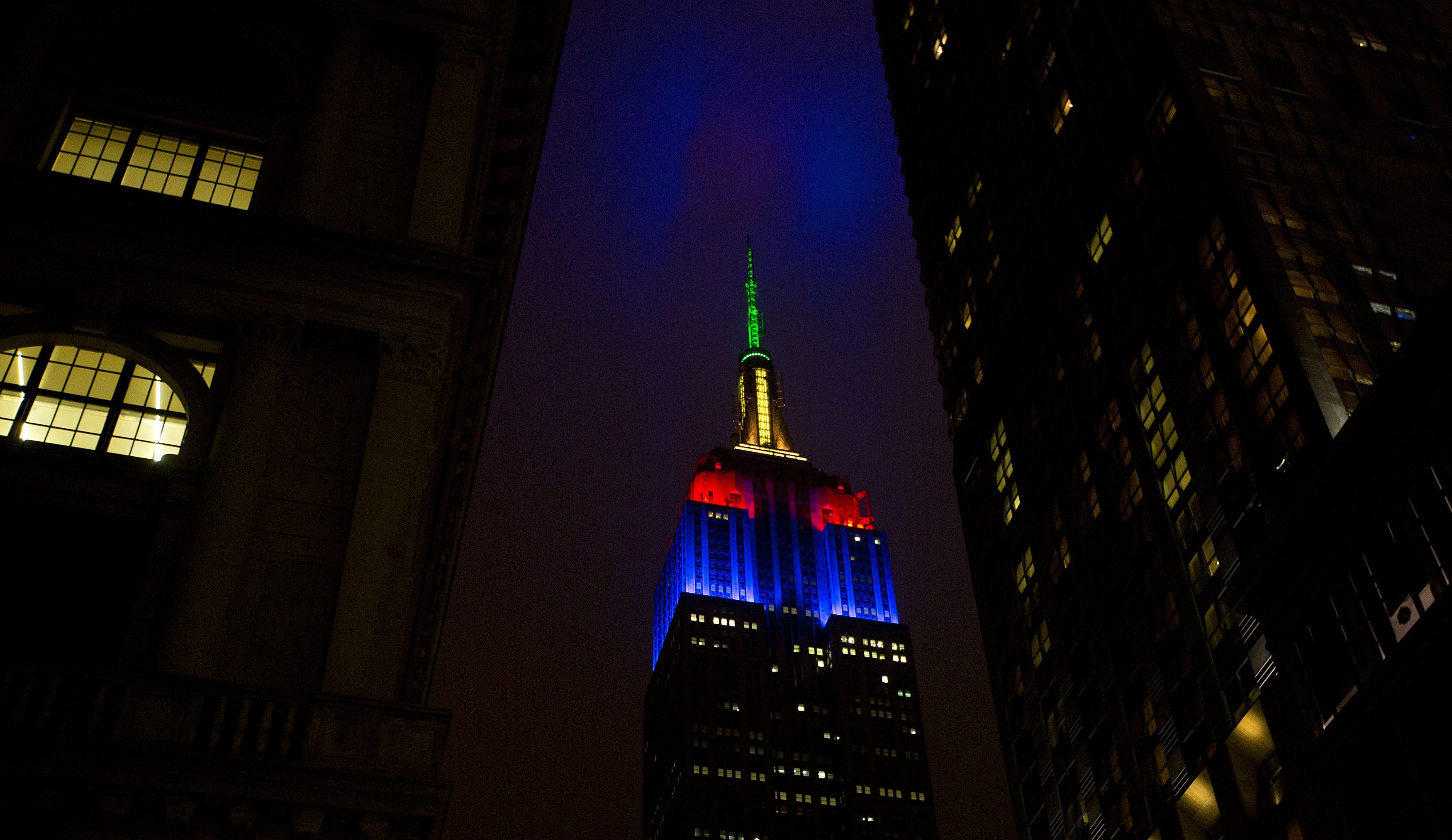 El icónico edificio neoyorquino Empire State fue iluminado con los colores de la bandera sudafricana en memoria del primer presidente negro en Sudáfrica, Nelson Mandela, quien falleció ayer. / AP El icónico edificio neoyorquino Empire State fue iluminado con los colores de la bandera sudafricana en memoria del primer presidente negro en Sudáfrica, Nelson Mandela, quien falleció ayer. / AP