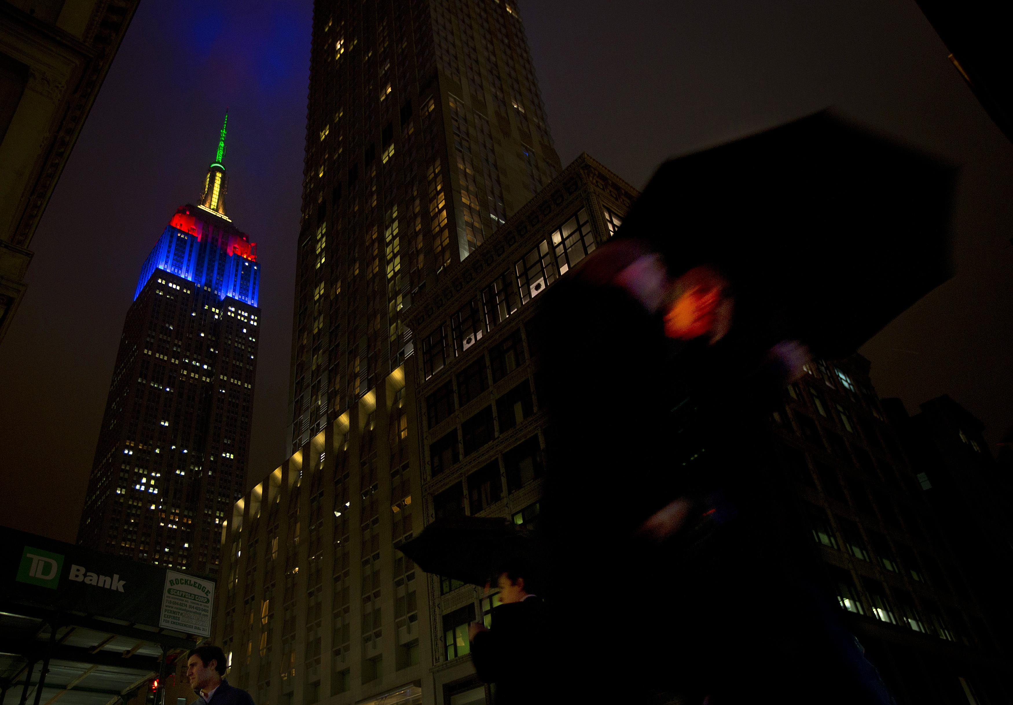 El icónico edificio neoyorquino Empire State fue iluminado con los colores de la bandera sudafricana en memoria del primer presidente negro en Sudáfrica, Nelson Mandela, quien falleció ayer. / AP El icónico edificio neoyorquino Empire State fue iluminado con los colores de la bandera sudafricana en memoria del primer presidente negro en Sudáfrica, Nelson Mandela, quien falleció ayer. / AP