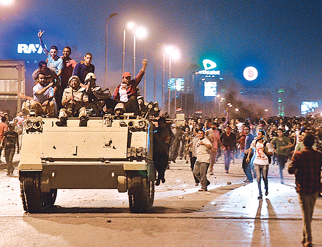 Militares egipcios dispersaron una manifestación de apoyo al depuesto presidente Mursi.