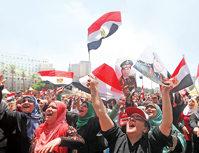 Miles de opositores celebraron ayer en la plaza Tahrir el derrocamiento del presidente Mursi. Fotos: Reuters, AP y AFP
