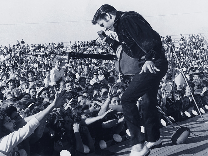 Con tan sólo un movimiento, el joven Elvis hacía enloquecer a las chicas de su época. (Especial) Con tan sólo un movimiento, el joven Elvis hacía enloquecer a las chicas de su época. (Especial)