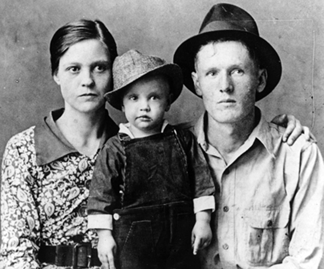 De mendigo a millonario. Elvis Presley antes de ser el 'Rey del Rock' fue un niño pobre, pero muy querido por su madre Gladys y su padre Vernon. De mendigo a millonario. Elvis Presley antes de ser el 'Rey del Rock' fue un niño pobre, pero muy querido por su madre Gladys y su padre Vernon.