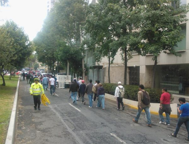 Integrantes de la CNTE se manifiestan en la embajada de Francia Integrantes de la CNTE se manifiestan en la embajada de Francia