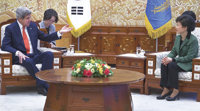 John Kerry, secretario de Estado estadunidense (izq.), se reunió ayer con la presidenta de Corea del Sur, Park Geun-Hye (der.), en la primera escala de su gira por Asia. Durante el encuentro, el diplomático norteamericano llamó a la mandataria a mantener la calma ante las provocaciones del líder norcoreano, Kim Jong-Un. Foto: AFP