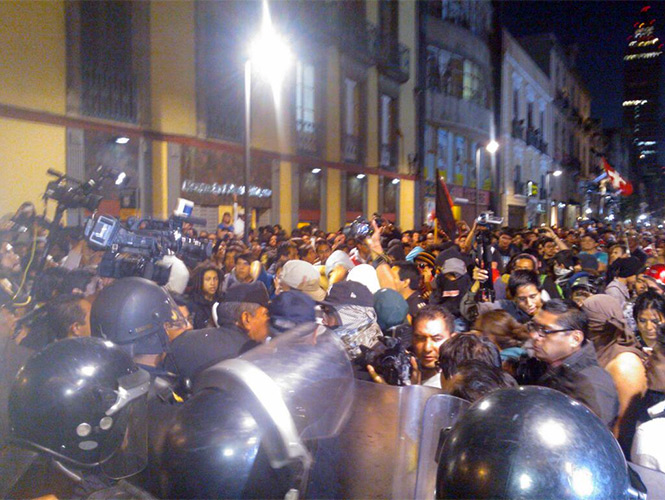 Un grupo de jóvenes encapuchados y granaderos se enfrentaron en la calle Madero. Foto Efrén Argüelles Un grupo de jóvenes encapuchados y granaderos se enfrentaron en la calle Madero. Foto Efrén Argüelles