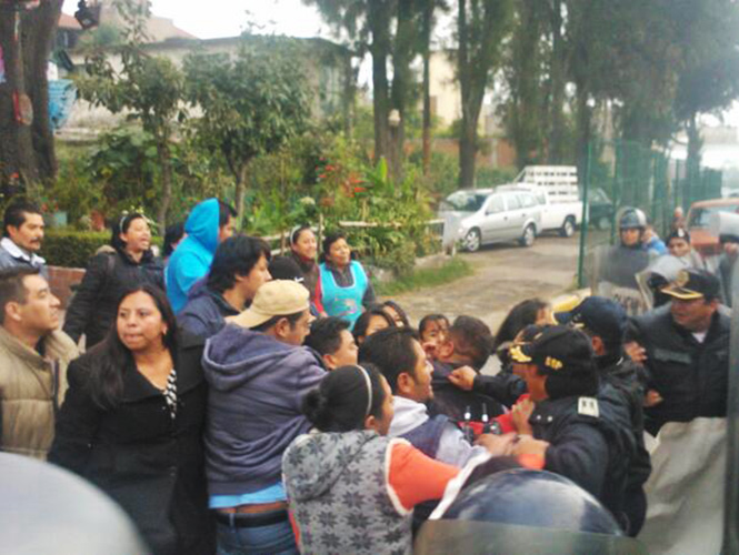 Enfrentamiento entre granaderos y vecinos de Tlalpan Enfrentamiento entre granaderos y vecinos de Tlalpan
