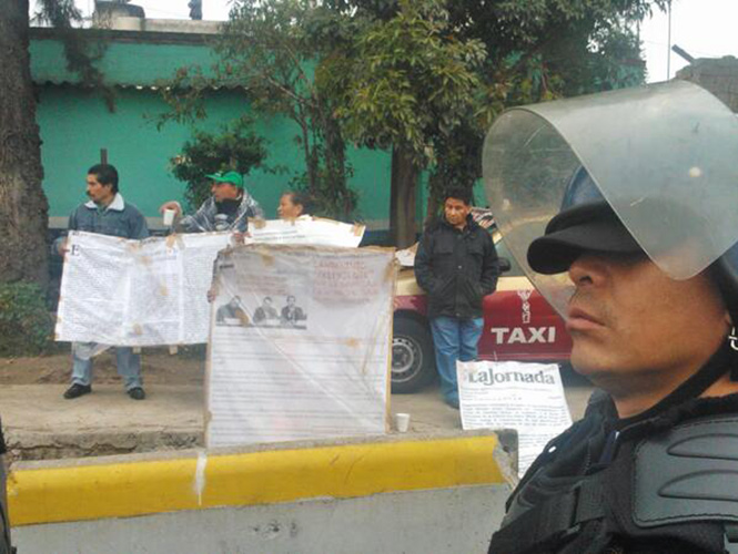 Con pancartas, vecinos de San Pedro Mártir denuncian que la estación de servicio representa una bomba de tiempo Con pancartas, vecinos de San Pedro Mártir denuncian que la estación de servicio representa una bomba de tiempo