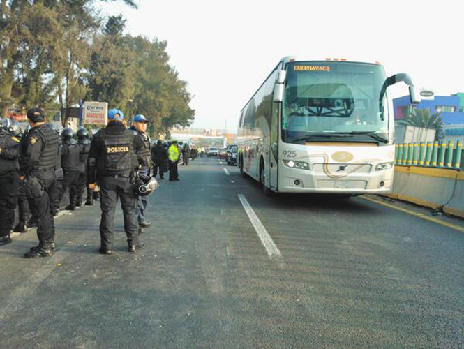 A las 9 de la mañana continuaba abierto el paso vehicular sobre la autopista México-Cuernavaca, en dirección a Morelos A las 9 de la mañana continuaba abierto el paso vehicular sobre la autopista México-Cuernavaca, en dirección a Morelos
