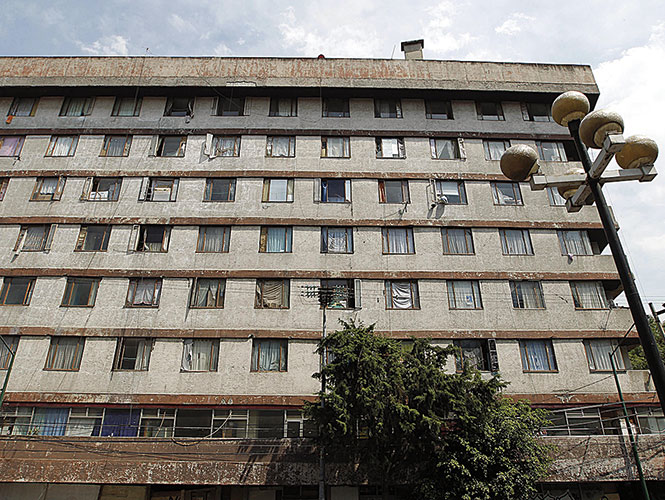 Desde 1985, en Xochicalco 833, esquina con Eje 7, esta edificación ha permanecido con daños estructurales causados por los sismos. Foto: Archivo Desde 1985, en Xochicalco 833, esquina con Eje 7, esta edificación ha permanecido con daños estructurales causados por los sismos. Foto: Archivo