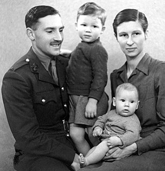 Oro ladrillo en la pared. De apenas unos meses, Roger Waters, el genio de Pink Floyd, con su hermanito John, su sobreprotectora madre Mary y su padre Eric antes de morir en la guerra. Otro ladrillo en la pared. De apenas unos meses, Roger Waters, el genio de Pink Floyd, con su hermanito John, su sobreprotectora madre Mary y su padre Eric antes de morir en la guerra.
