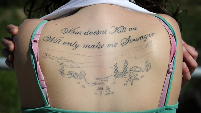 La víctima, Elyse Frankcom, de 19 años, está casi recuperada y se realizó un tatuaje para inmortalizar el suceso.