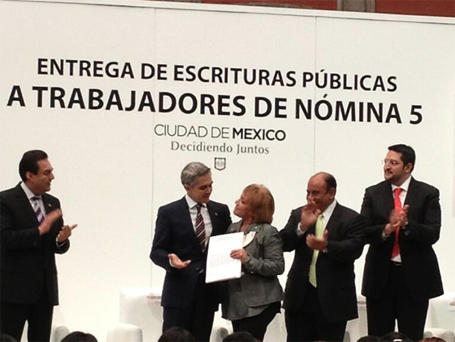 Mancera entrega escrituras a empleados base del GDF Mancera entrega escrituras a empleados base del GDF