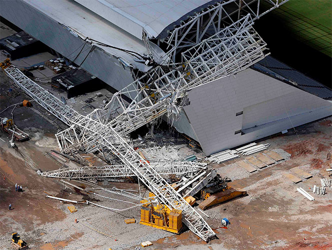 La Defensa Civil aprueba de Sao Paulo da el visto bueno para que en el estadio, que colapsó ayer, sigan las obras (Reuters) La Defensa Civil aprueba de Sao Paulo da el visto bueno para que en el estadio, que colapsó ayer, sigan las obras (Reuters)