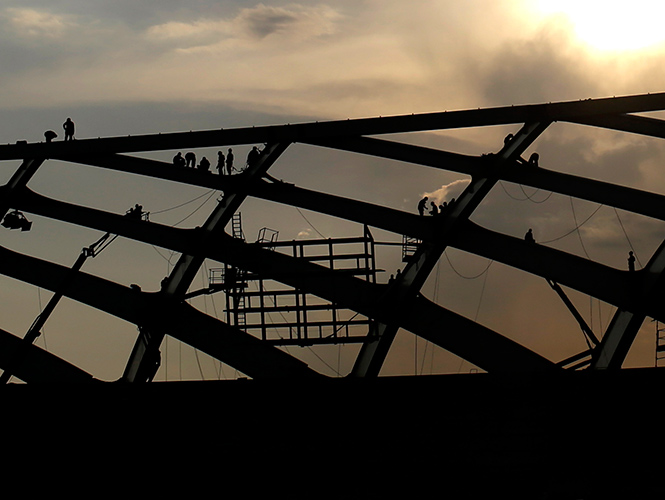 Tras el deceso del sábado, las autoridades solicitaron la interrupción inmediata de las obras en todas las zonas donde los peones deben trabajar a grandes alturas. (AP)