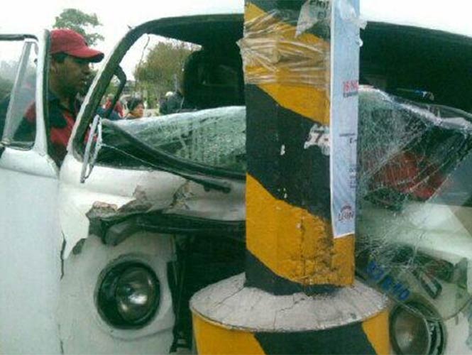 Fernando López, de 60 años de edad, intentó eludir una coladera y se estrelló contra un poste de concreto en Avenida Central Fernando López, de 60 años de edad, intentó eludir una coladera y se estrelló contra un poste de concreto en Avenida Central
