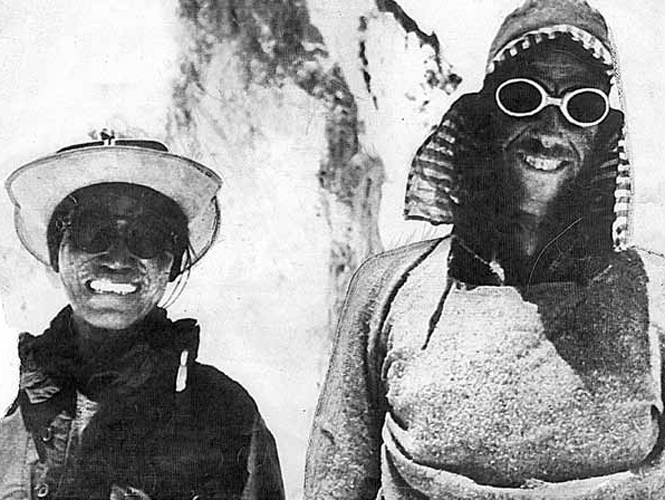 El sherpa Tenzing Norgay y el escalador Edmund Hillary sonríen después de hacer cumbre en el Everest, con lo que formarán parte de la historia al ser los primeros en conquistarlo. Fotos: Archivo Excélsior