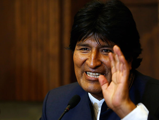 Morales felicitó en un acto a los agentes que el pasado 29 de septiembre recogieron la bolsa con el dinero cerca del poblado Pozo del Tigre. / Foto: Reuters