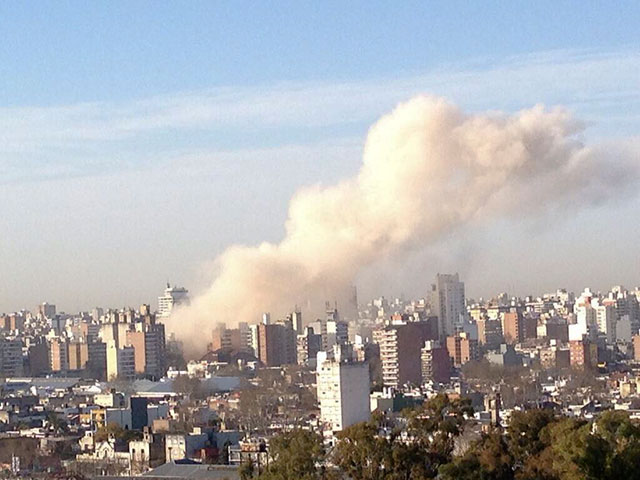 La humareda puede ser apreciada desde varios kilómetros a la redonda.