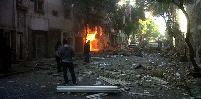Estalla edificio. Una explosión al interior de un edificio de 10 pisos en el centro de la ciudad argentina de Rosario causó al menos un muerto y decenas de heridos.