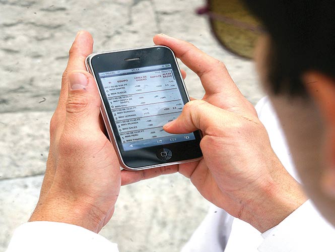 Cuando la víctima se engancha con el mensaje le piden que no cuelgue y acuda a una tienda de conveniencia para realizar un depósito y así activar una cuenta bancaria. Por teléfono, también extorsionan al empleado. Cuando la víctima se engancha con el mensaje le piden que no cuelgue y acuda a una tienda de conveniencia para realizar un depósito y así activar una cuenta bancaria. Por teléfono, también extorsionan al empleado.