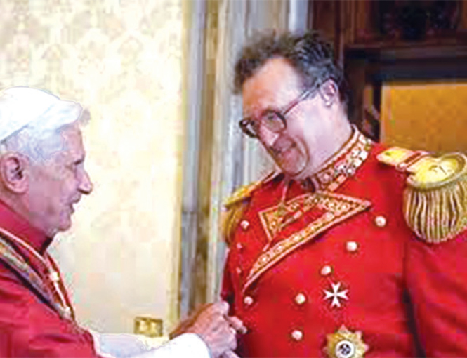 En 2011, el papa Benedicto XVI recibió con honores a  Maximiliano von Götzen-Iturbide, heredero  del inexistente “trono de México”. Foto Especial