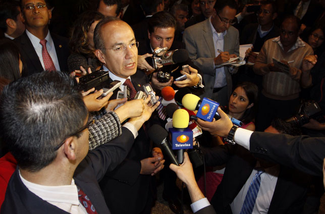 En su reaparición a la vida pública, previo a la presentación de la Fundación Desarrollo Humano Sustentable, el ex mandatario deseó éxito al gobierno de Enrique Peña Nieto. Antes de recibir a los 500 invitados al Club de Industriales, Felipe Calderón abogó por el fortalecimiento institucional del país.
