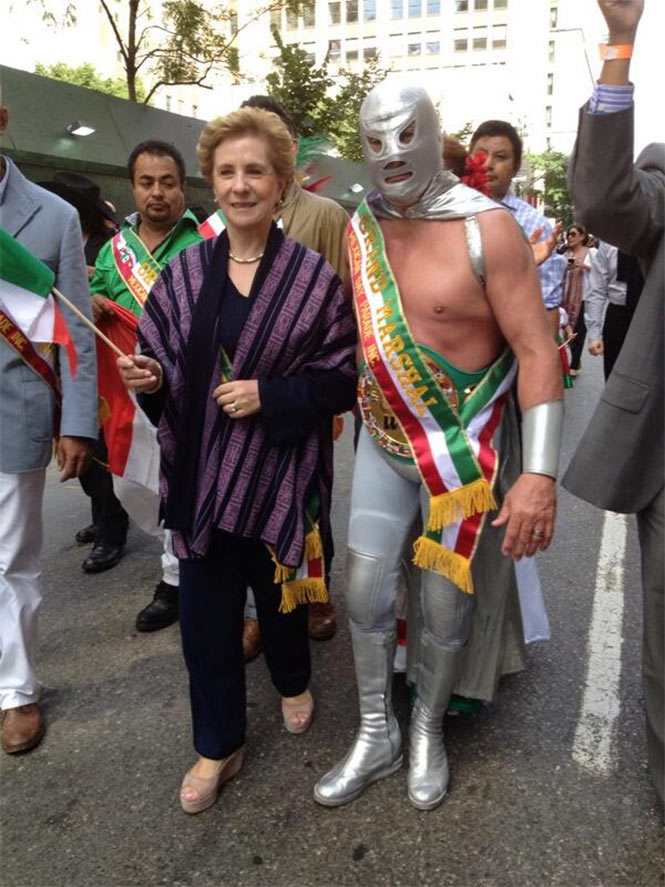 El Hijo del Santo caminó junto a la cónsul de Nueva York, Sandra FuentesBerain durante los festejos (@ElHijodelSanto) El Hijo del Santo caminó junto a la cónsul de Nueva York, Sandra FuentesBerain durante los festejos (@ElHijodelSanto)