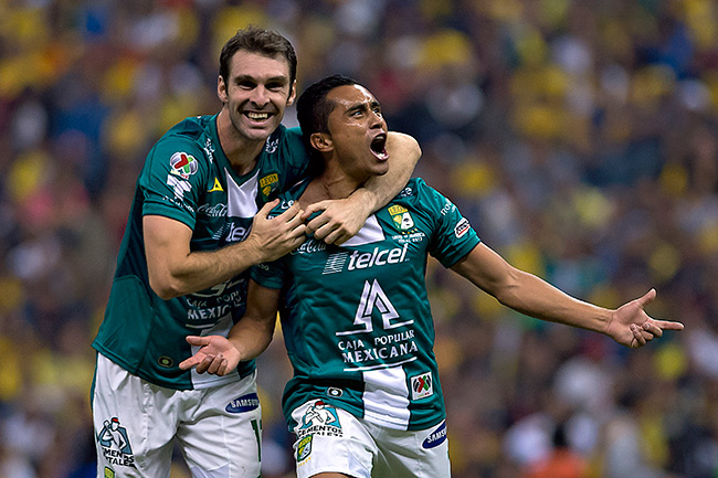 Hernández festeja con Boselli el tanto que sentenció el partido. (Mexsport)
